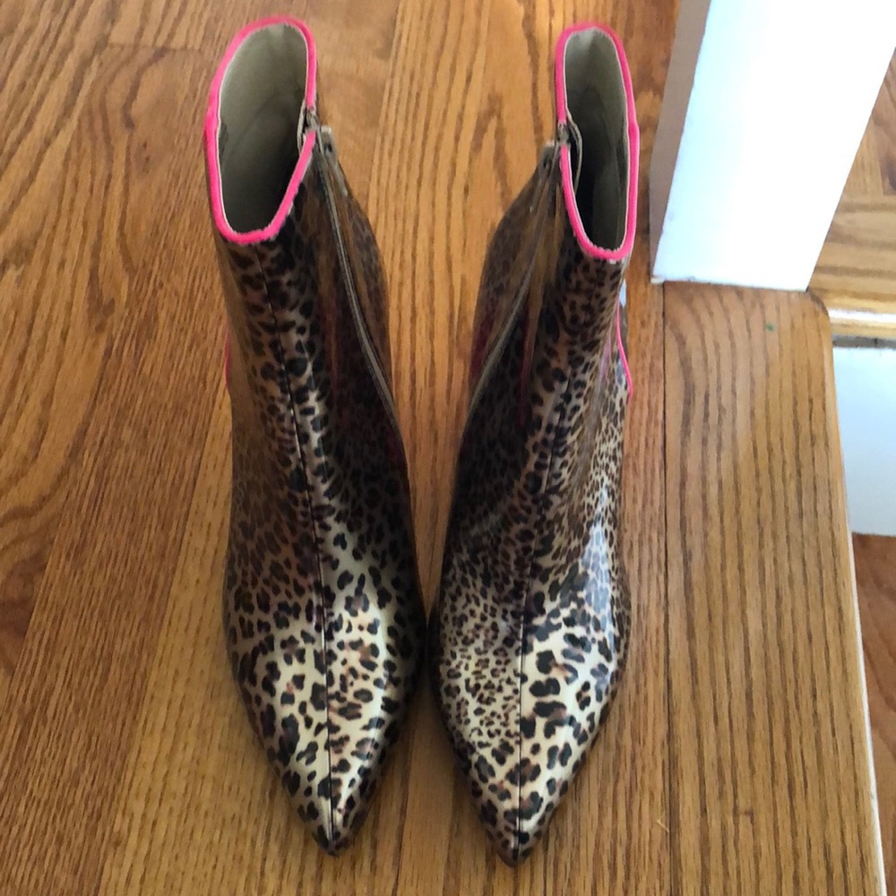 Yummy leopard and hot pink boots in patent leather